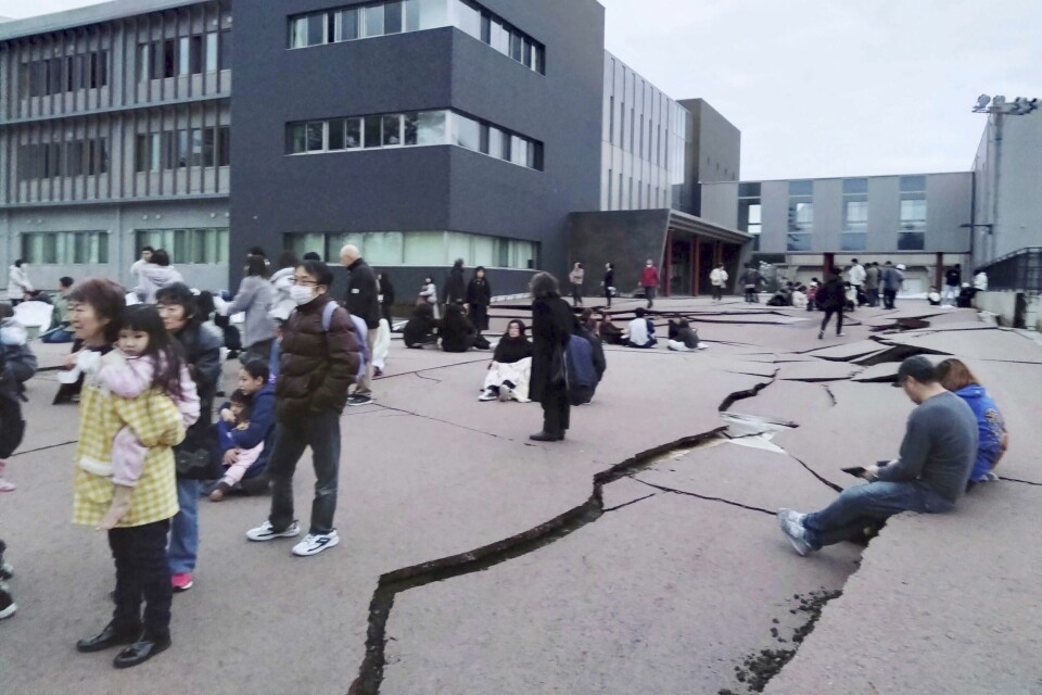 Det har dannet seg store sprekker i bakken i Wajima etter jordskjelvet første nyttårsdag. Folk har blitt bedt om å ta seg opp i høyden i frykt for en tsunami. Det har dannet seg store sprekker i bakken i Wajima etter jordskjelvet første nyttårsdag. Folk har blitt bedt om å ta seg opp i høyden i frykt for en tsunami. Foto: Kyodo News / AP / NTB