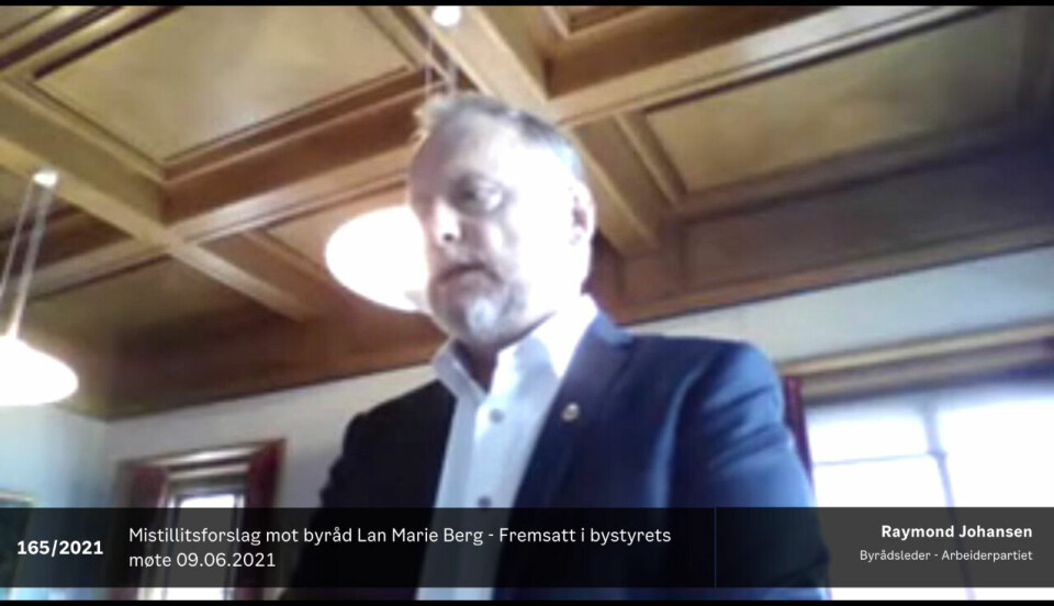 Raymond Johansen demonstrerer hvorfor man ikke bør ha en lampe rett bak hodet i viktige møter. Raymond Johansen demonstrerer hvorfor man ikke bør ha en lampe rett bak hodet i viktige møter.