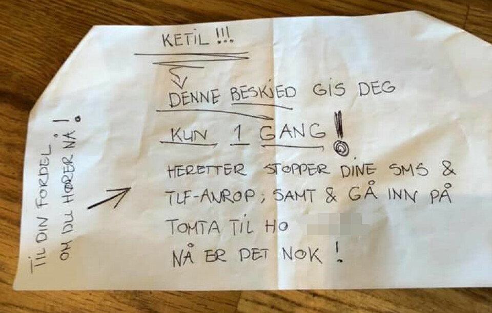 Denne lappen fant Ketil Karlsen på døra si da han kom sent hjem fra jobb tirsdag. Han skjønte fort at den ikke var til ham. Dagsavisen Demokraten har anonymisert kvinnen, som er navngitt ved fornavn én gang på lappen. Denne lappen fant Ketil Karlsen på døra si da han kom sent hjem fra jobb tirsdag. Han skjønte fort at den ikke var til ham. Dagsavisen Demokraten har anonymisert kvinnen, som er navngitt ved fornavn én gang på lappen.