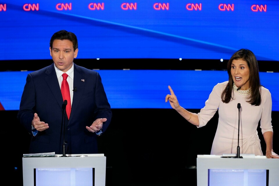 Ron DeSantis og Nikki Haley gikk hardt ut mot hverandre i debatten, som ble holdt på Drake University i Des Moines. Ron DeSantis og Nikki Haley gikk hardt ut mot hverandre i debatten, som ble holdt på Drake University i Des Moines. Foto: Andrew Harnik / AP / NTB