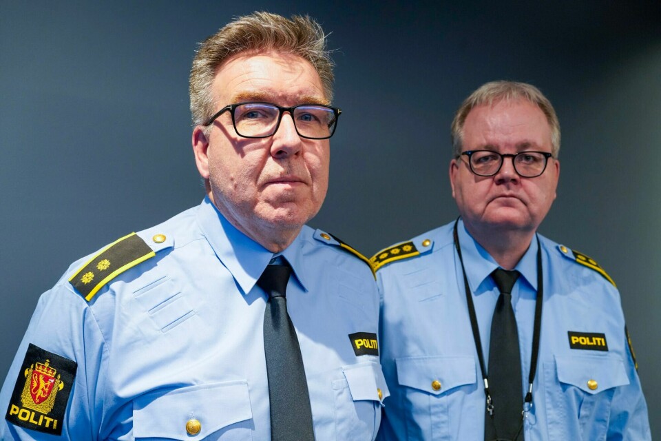 Seksjonsleder Roger Næss (t.v.) og politiinspektør Henning Klauseie holdt pressekonferanse om drapssaken der en kvinne i natt ble funnet død og en mann hardt skadd i en bil i nærheten av sykehuset i Elverum. Mannen er siktet for drap. Seksjonsleder Roger Næss (t.v.) og politiinspektør Henning Klauseie holdt pressekonferanse om drapssaken der en kvinne i natt ble funnet død og en mann hardt skadd i en bil i nærheten av sykehuset i Elverum. Mannen er siktet for drap.
