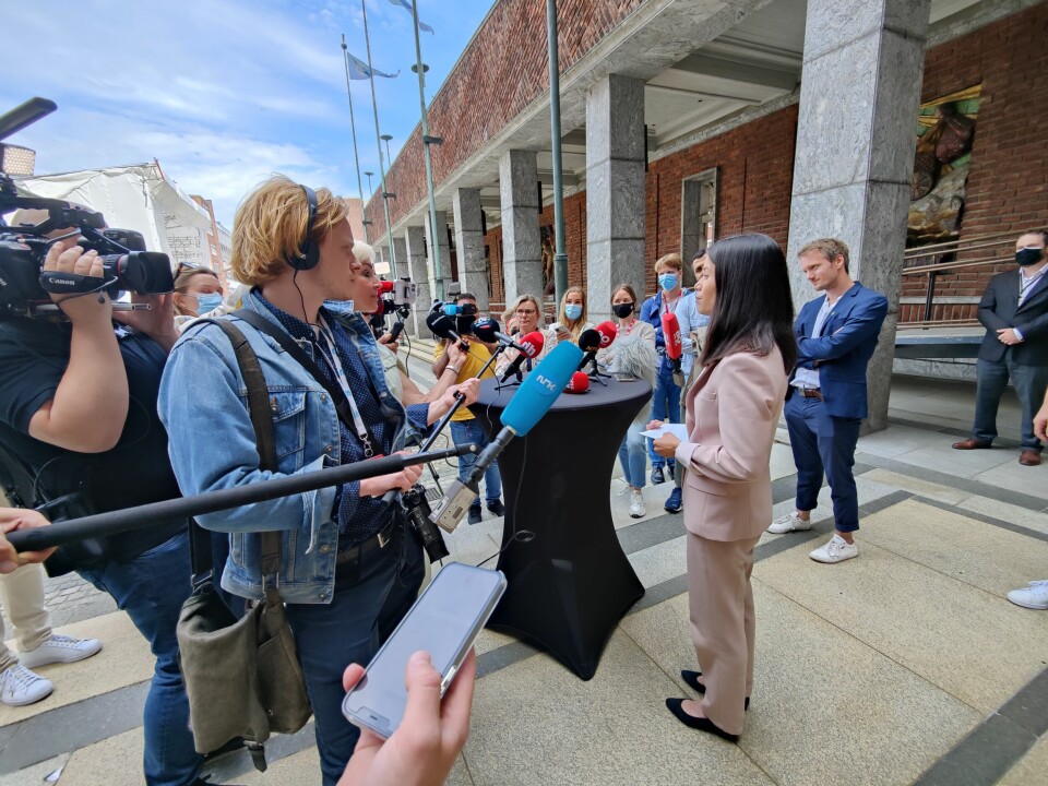 Lan Marie Nguyen Berg (MDG) stjal showet fra sjefen sjøl med sin egen pressekonferanse på rådhustrappa. Lan Marie Nguyen Berg (MDG) stjal showet fra sjefen sjøl med sin egne pressekonferanse på rådhustrappa.