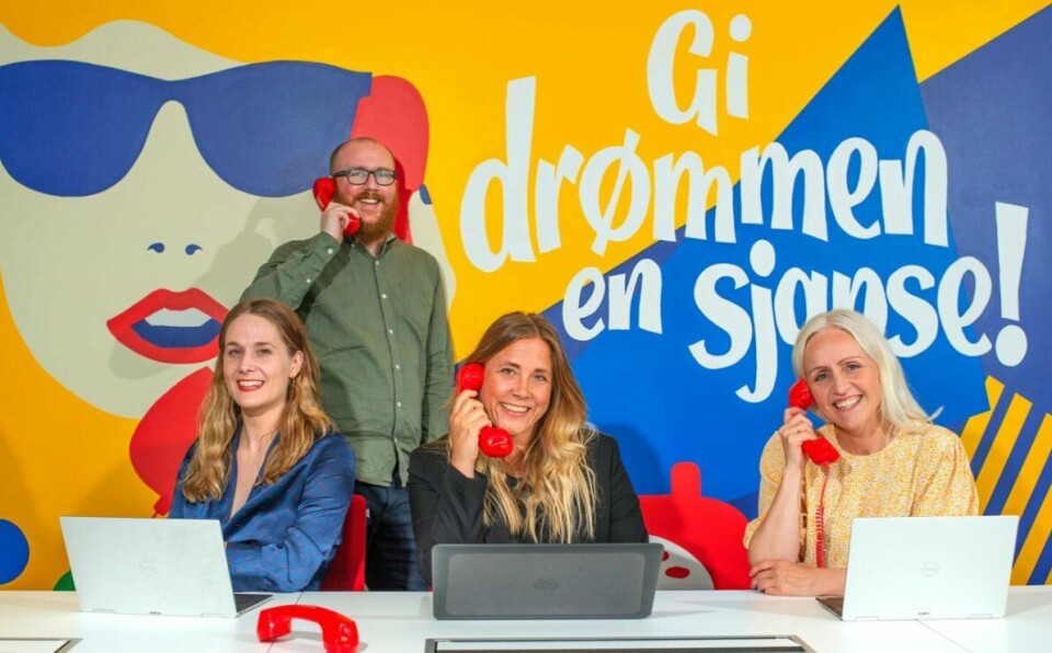 Trekningsredaktørene i Norsk Tipping Gunhild Vike Nerås (t.v.), Steinar Bjørnsson, Sarah Cervin og Ingrid Roterud Mathisen er i full sving for å ringe Supertrekning-vinnere. Trekningsredaktørene Gunhild Vike Nerås (t.v.), Steinar Bjørnsson, Sarah Cervin og Ingrid Roterud Mathisen er i full sving for å ringe Supertrekning-vinnere.