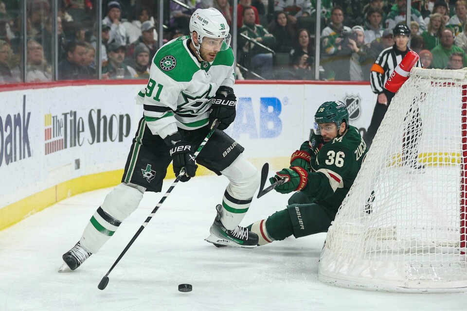 Mats Zuccarello og Minnesota Wild ble hengende etter i mandagens NHL-oppgjør hjemme mot Dallas Stars. Her er nordmannen (til venstre) i aksjon mot Tyler Seguin, som scoret et av gjestenes fire mål. Mats Zuccarello og Minnesota Wild ble hengende etter i mandagens NHL-oppgjør hjemme mot Dallas Stars. Her er nordmannen (til venstre) i aksjon mot Tyler Seguin, som scoret et av gjestenes fire mål. Foto: Matt Krohn / AP / NTB