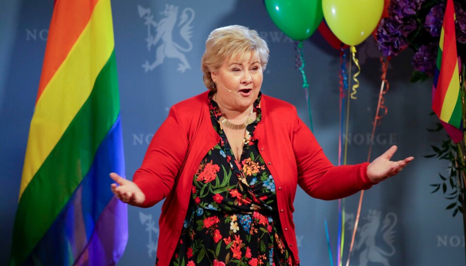 Statsminister Erna Solberg presenterer regjeringens nye handlingsplan mot diskriminering på bakgrunn av seksuell orientering, kjønnsidentitet, kjønnsuttrykk og kjønnskarakteristika. Statsminister Erna Solberg (H) presenterer regjeringens nye handlingsplan mot diskriminering på bakgrunn av seksuell orientering, kjønnsidentitet, kjønnsuttrykk og kjønnskarakteristika. I tillegg kom det fram at regjeringen ønsker et forbud mot såkalt homoterapi. Foto: Hanna Johre / NTB