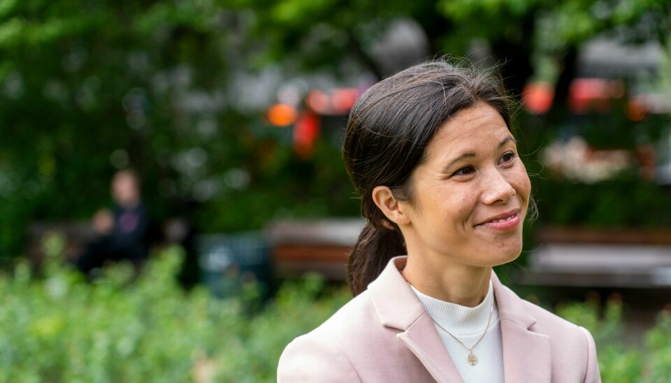Lan Marie Berg (MDG) vil at også ungdoms- og lokalpolitikere skal kunne få beskyttelse av PST. Byråd for miljø og samferdsel Lan Marie Nguyen Berg (MDG) forlater Oslo rådhus onsdag etter at det ble klart at byrådet går av som følge av mistillitsforslaget henne.Foto: Terje Pedersen / NTB
