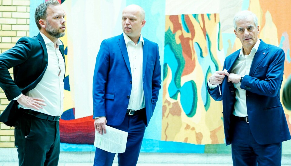 Det er SVs partimedlemmer som skal avgjøre om SV-leder Audun Lysbakken (t.v.) kan si ja eller nei til et mulig regjeringssamarbeid med Trygve Slagsvold Vedum (Sp) og Jonas Gahr Støre (Ap). Reglene som er vedtatt, gir hvert partimedlem én stemme. Det er SVs partimedlemmer som skal avgjøre om SV-leder Audun Lysbakken (t.v.) kan si ja eller nei til et mulig regjeringssamarbeid med Trygve Slagsvold Vedum (Sp) og Jonas Gahr Støre (Ap). Reglene som er vedtatt, gir hvert partimedlem én stemme. Foto: Terje Pedersen / NTB