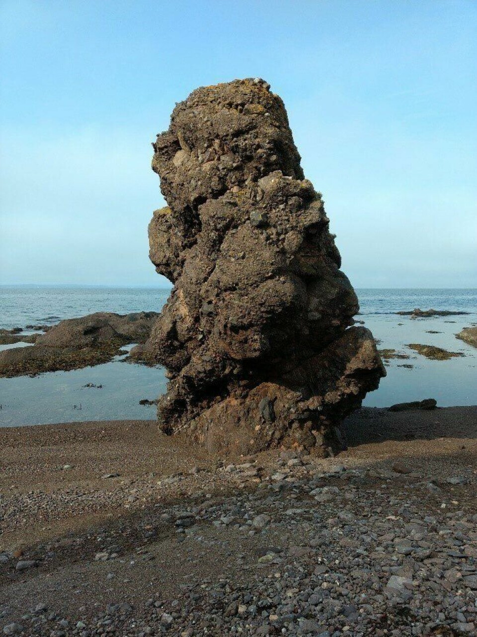 Strandkanten på øya Rauer. Den spesielle geologien gir variert topografi også under vann. Søylene og formasjonene blir ofte kalt rauker. .