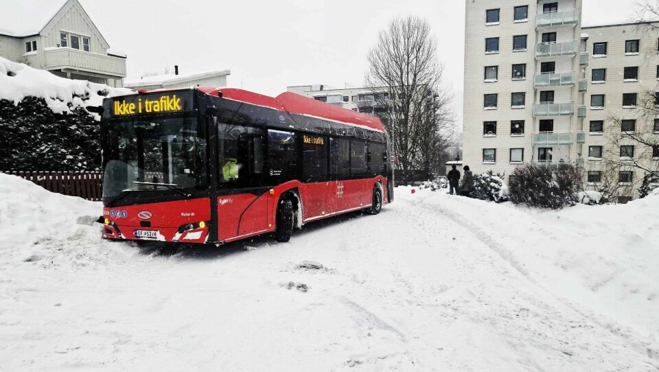 Snø og kulde har skapt store problemer for bussene i Oslo i vinter. Store snømengder i Oslo skaper problemer i trafikken mandag. Her står en buss i krysset mellom Maridalsveien og Frysjaveien. Foto: Truls Nygård / NTB