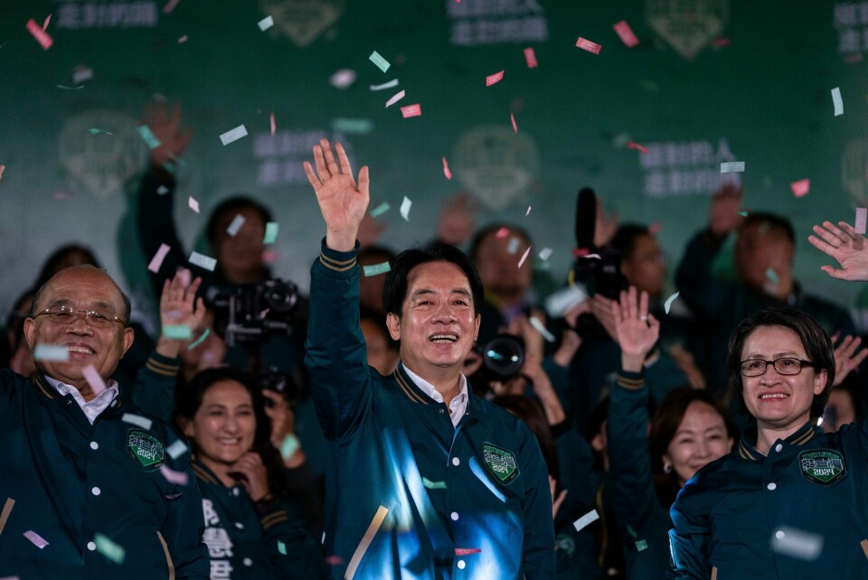 Kinesiske myndigheter advarer mot å støtte Taiwan-partiet DPP, og fordømmer utenlandske regjeringer som gratulerte Taiwans nyvalgte president Lai Ching-Te. Den Kina-kritiske Lai Ching-te vinker til tilhengere på DPP-partiets valgvake etter at det ble klart at han vant lørdagens presidentvalg på Taiwan. Kina sier valgresultatet «ikke endrer noen ting» og at en gjenforening er uunngåelig. Foto: Louise Delmotte / AP / NTB
