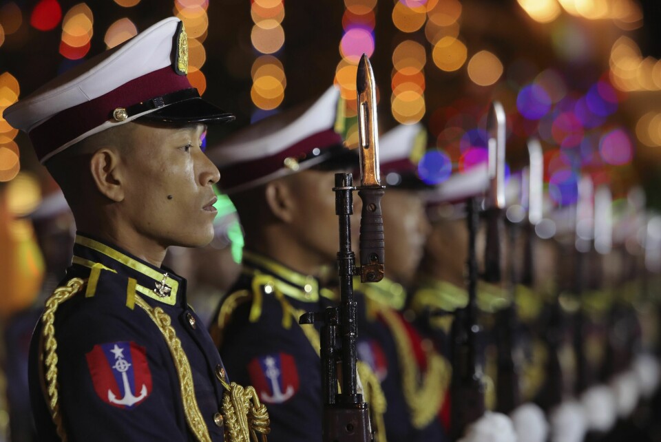 Myanmar har vært herjet av krig siden oktober. Nå blir våpnene lagt ned. Her er soldater i forbindelse med markeringen av landets frigjøringsdag 4. januar. Myanmar har vært herjet av krig siden oktober. Nå blir våpnene lagt ned. Her er soldater i forbindelse med markeringen av landets frigjøringsdag 4. januar. Foto: Foto: Aung Shine Oo / AP / NTB