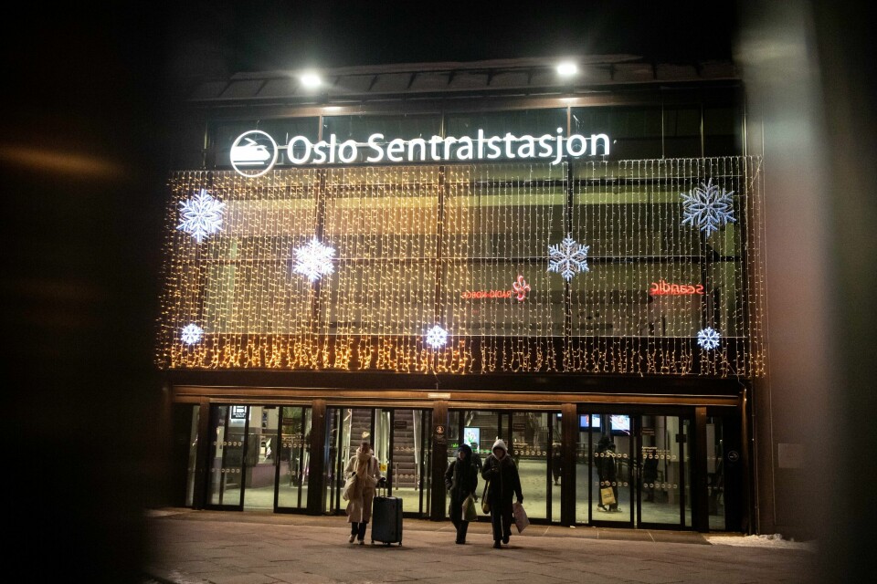 Sprengkulda denne helgen førte til at Oslo S åpnet dørene for overnatting denne helgen. Oslo S holder dørene åpne gjennom natten for å gi folk et varmt sted å være. Foto: Annika Byrde / NTB