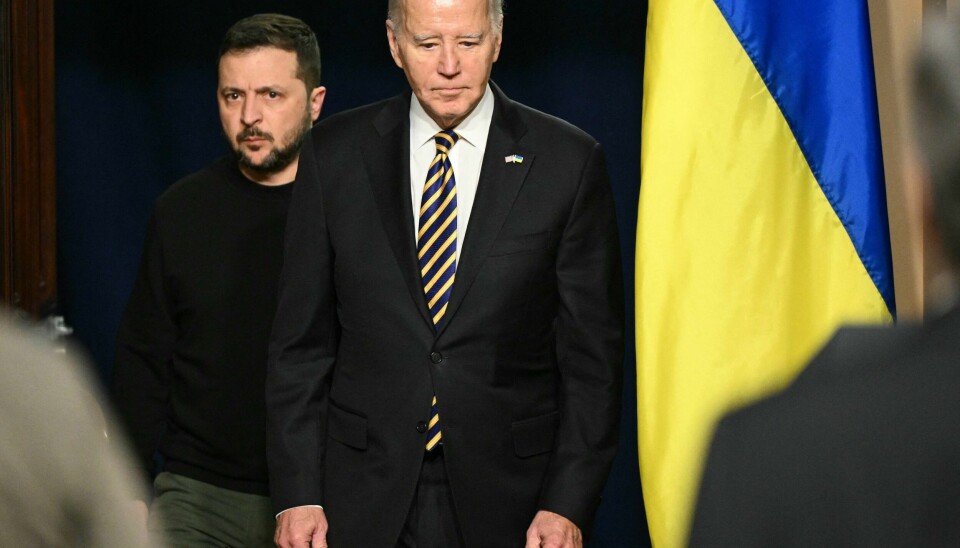 Ukraina er avhengig av støtte fra USA og andre vestlige land for å kunne forsvare seg mot Russland. Hvem som velges til USAs president til høsten, kan få stor innvirkning på krigens videre gang. I desember var Ukrainas president Volodymir Zelenskyi på besøk hos USAs president Joe Biden for å forsøke å sikre at landet hans får støtten det trenger i kampen mot Russland. Ukraina er avhengig av støtte fra USA og andre vestlige land for å kunne forsvare seg mot Russland. Hvem som velges til USAs president til høsten, kan få stor innvirkning på krigens videre gang. I desember var Ukrainas president Volodymir Zelenskyi på besøk hos USAs president Joe Biden for å forsøke å sikre at landet hans får støtten det trenger i kampen mot Russland.
