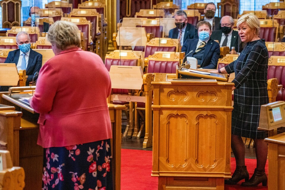Kvinneandelen på stortingspartienes valglister øker, men kjønnssammensetningen på Stortinget har likevel holdt seg stabilt de siste tiårene, sier valgforsker. Frp-leder Siv Jensen og statsminister Erna Solberg under en debatt i Stortinget etter statsminister Erna Solbergs redegjørelse om håndtering av koronapandemien.Foto: Håkon Mosvold Larsen / NTB