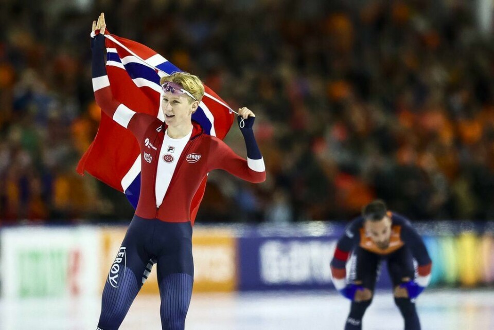 Peder Kongshaug triumferer etter gullet på 1500 meter i Herenveen. Peder Kongshaug