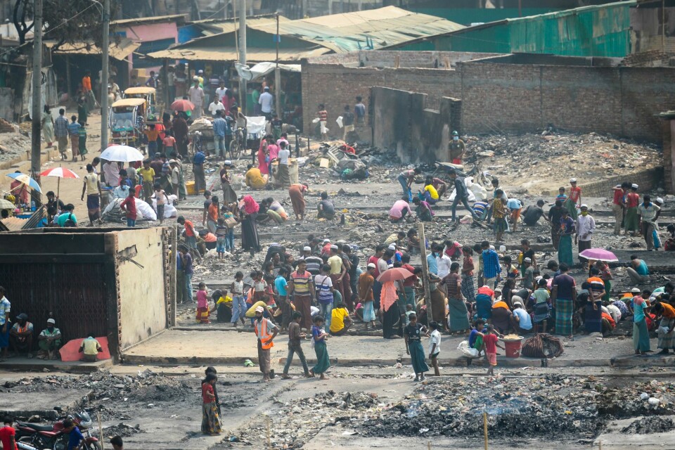 Rohingya-flyktninger leter gjennom ruinene etter en brann i en flyktningleir i Cox Bazar-området i Bangladesh tidligere i år. Rohingya-flyktninger leter gjennom ruinene etter en brann i en flyktningleir i Cox Bazar-området i Bangladesh tidligere i år.