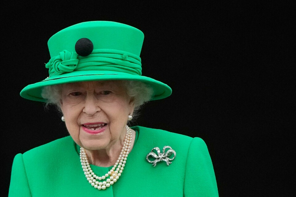 En mann som forsøkte å selge det han hevdet var Dronning Elisabeth II sin stokk, ble dømt til 12 måneders samfunnsstraff. En mann som forsøkte å selge det han hevdet var Dronning Elisabeth II sin stokk, ble mandag dømt til 12 måneders samfunnsstraff.