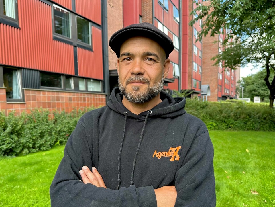 Hatem Ben Mansour er leder i Antirasistisk Senter, og mener flere minoriteter bør inn i styrene og administrasjonene til landets fotballklubber. MAnn