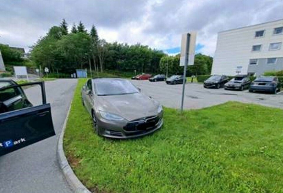 Da bileieren ikke fant ledig plass til bilen sin, parkerte han den her. Parkeringsbot i Liakroken borettslag