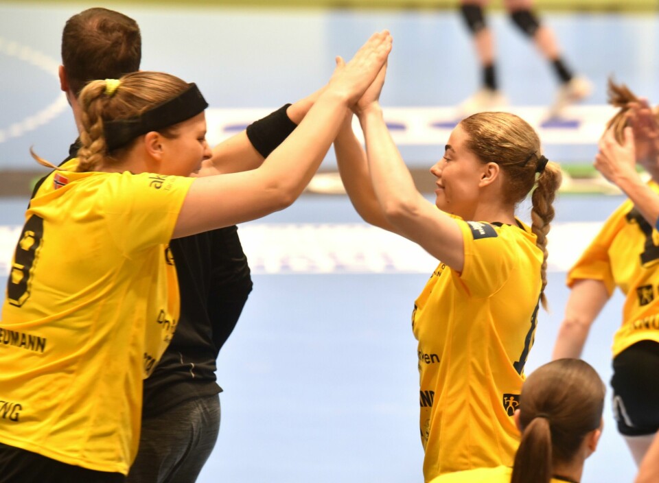 Straffespesialist Lene Kristiansen Tveiten (høyre) jubler sammen med Kaja Horst Haugseng under et tidligere oppgjør i European League. Lene Kristiansen Tveiten