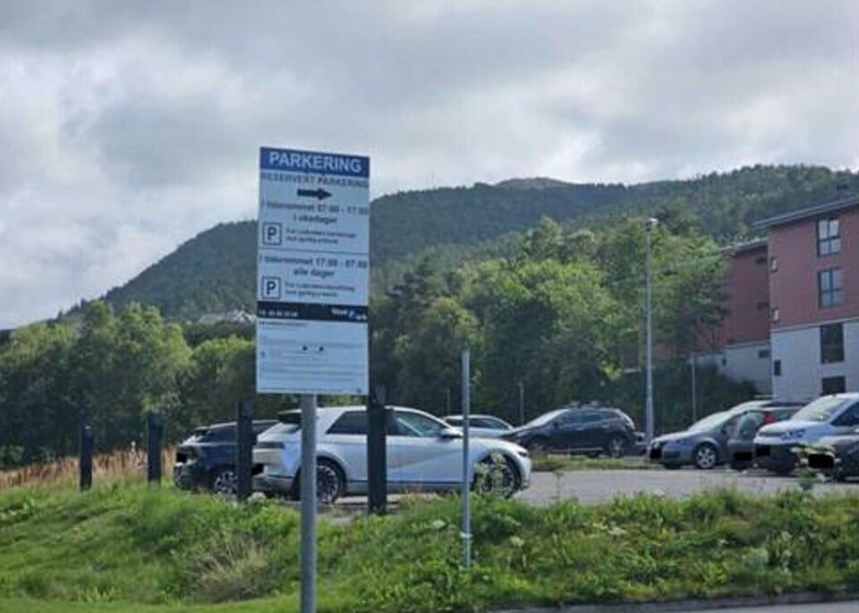 Skiltene på stedet forteller hvor man kan parkere på den private parkeringsplassen. Parkeringsbot i Liakroken borettslag