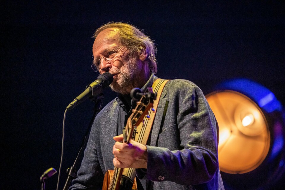 Artisten Ole Paus bisettes fra Kulturkirken Jakob i Oslo torsdag. Ole Paus døde onsdag denne uka, 76 år gammel. Foto: Heiko Junge / NTB