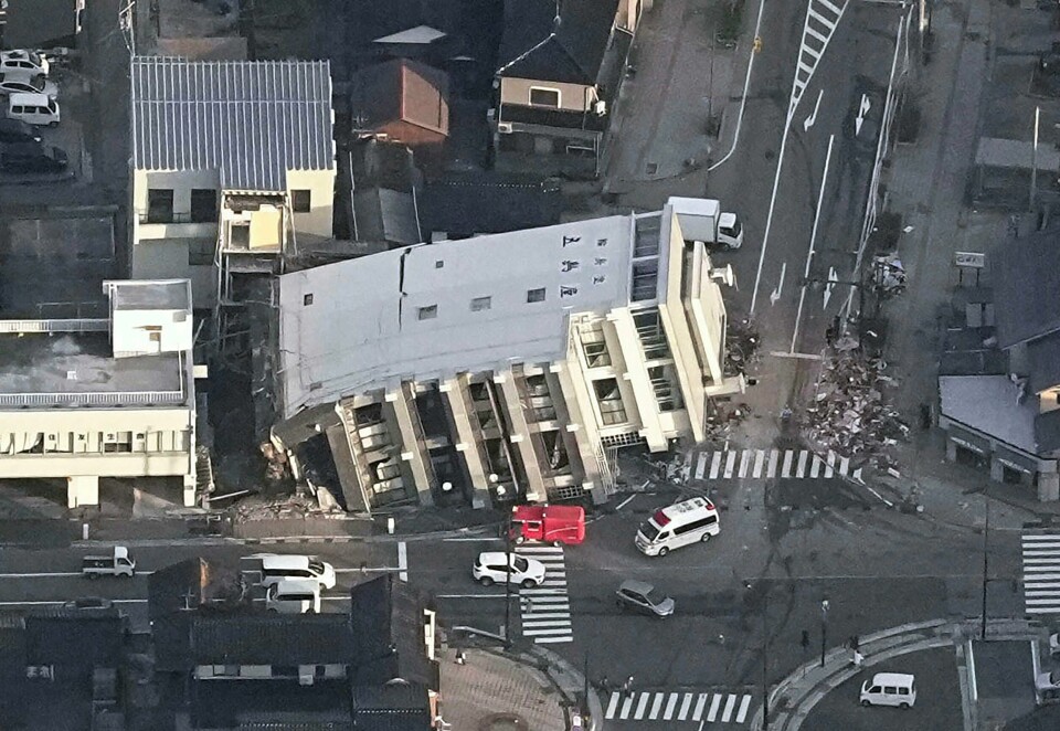 I byen Wajima kollapset en bygning etter et av de mange skjelvene som har rammet Japan i årets første døgn. Et tsunamivarsel om opptil fem meter høye bølger etter skjelvet, ble justert ned. Bildet viser en bygning som har kollapset i byen Wajima i Japan etter et jordskjelv mandag.