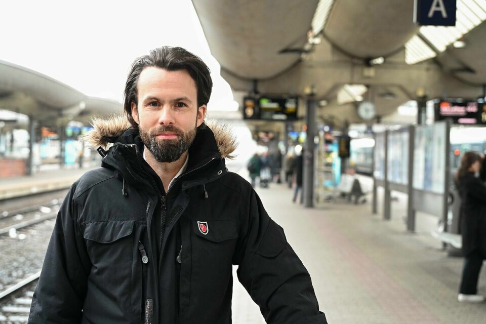 Thomas Iversen er juridisk seniorrådgiver i Forbrukerrådet. Han har nå gleden av å presentere en ny kalkulator som skal hjelpe togreisende å finne ut av rettighetene sine ved forsinkelser og innstillinger. Thomas Iversen er juridisk seniorrådgiver i Forbrukerrådet. Han har nå gleden av å presentere en ny kalkulator som skal hjelpe togreisende å finne ut av rettighetene sine ved forsinkelser og innstillinger.