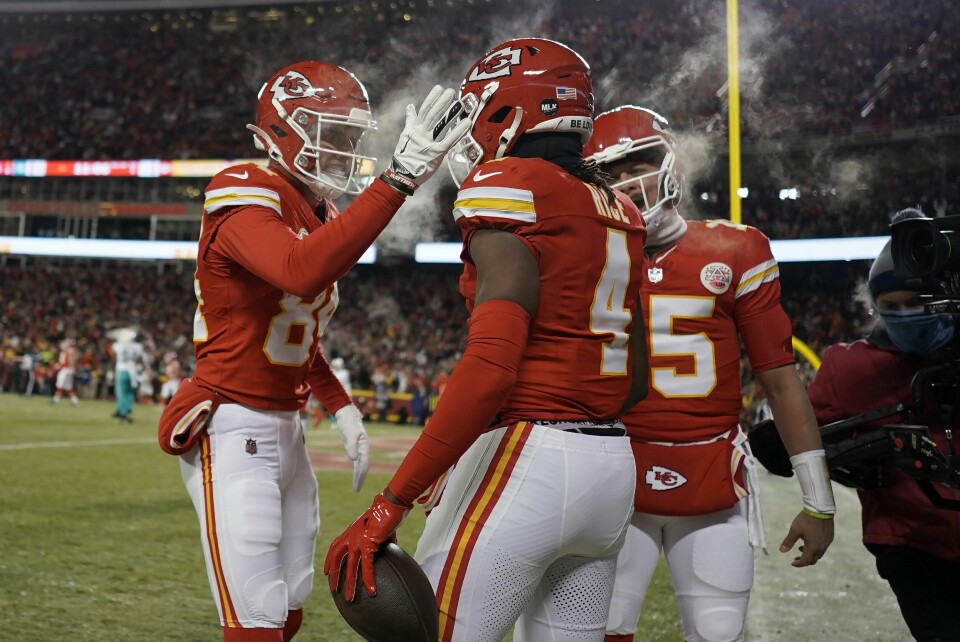 Rashee Rice (4) gratuleres med touchdown av Justin Watson (til v.) og quarterback Patrick Mahomes i tittelforsvarer Kansas City Chiefs' seier over Miami Dolphins i NFL-sluttspillet. Kampen ble spilt i over 20 kuldegrader. Rashee Rice (4) gratuleres med touchdown av Justin Watson (til v.) og quarterback Patrick Mahomes i tittelforsvarer Kansas City Chiefs' seier over Miami Dolphins i NFL-sluttspillet. Kampen ble spilt i over 20 kuldegrader. Foto: Charlie Riedel, AP / NTB