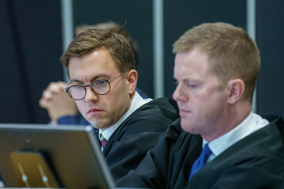 Statens prosessfullmektig, advokat Andreas Hjetland (t.v.) og advokat Kristoffer Nerland hos Regjeringsadvokaten gikk rett i angrep på argumentasjonen til 22.juli-massemorderen da Oslo tingrett behandlet menneskerettighetssaken hans mandag. Statens prosessfullmektig, advokat Andreas Hjetland (t.v.), og advokat Kristoffer Nerland hos Regjeringsadvokaten under Oslo tingretts behandling av Anders Behring Breiviks søksmål mot staten for umenneskelige soningsforhold. Foto: Cornelius Poppe / POOL / NTB