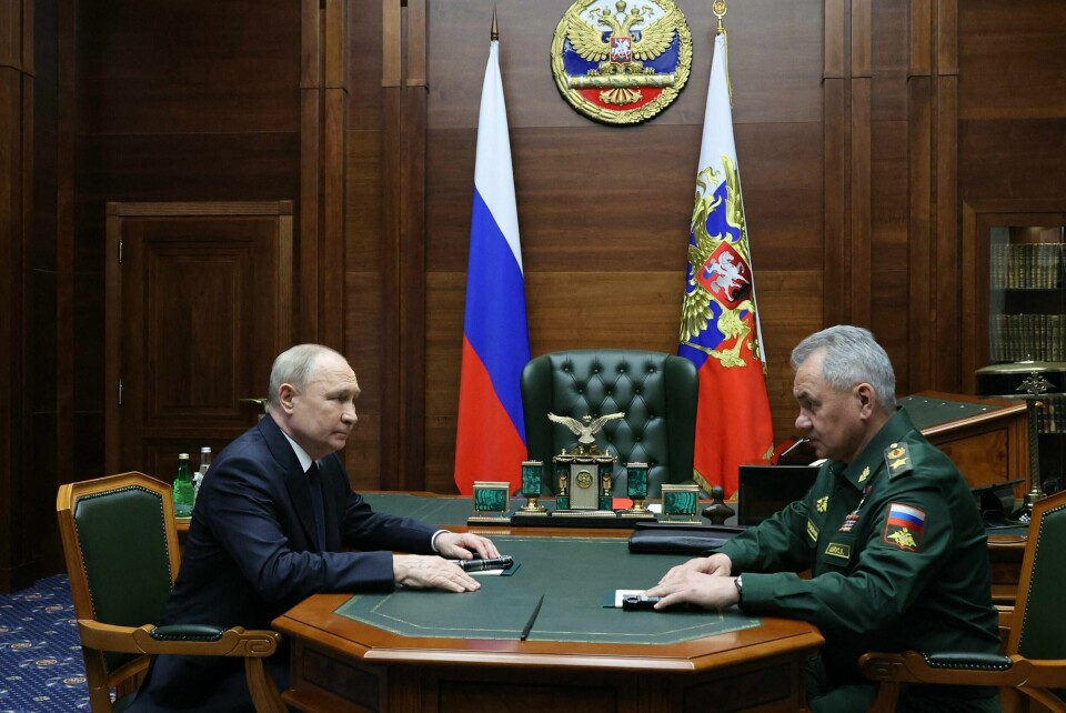 Forsvarsminister Sergej Sjojgu (t.h.) la tirsdag fram Vladimir Putins og Russlands militære planer for 2024. Her er Sjojgu og presidenten avbildet ved en tidligere anledning. In this pool photograph distributed by Russia's state agency Sputnik, Russian President Vladimir Putin and Defence Minister Sergei Shoigu hold talks after an expanded meeting of the Russian Defence Ministry Board at the National Defence Control Centre in Moscow on December 19, 2023. (Photo by Mikhail KLIMENTYEV / POOL / AFP)