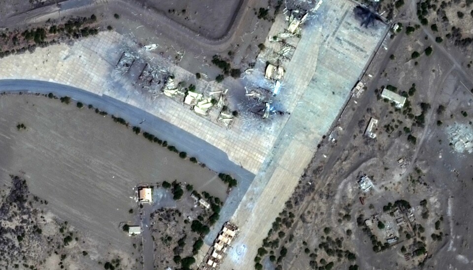 Satellittbilde tatt 12. januar viser skader på en flyplass i Hodeida i Jemen, der houthiene har kontroll. USA har gjennomført nye angrep mot houthi-mål i landet, de fjerde på en knapp uke. Satellittbilde tatt 12. januar viser skader på en flyplass i Hodeida i Jemen, der houthiene har kontroll. USA har gjennomført nye angrep mot houthi-mål i landet, de fjerde på en knapp uke. Foto: Maxar Technologies via AP / NTB