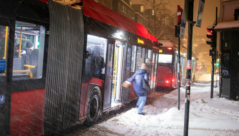 Det snør heftig både i Oslo og på resten av østlandet onsdag morgen. Enkelte steder forventes det opp mot 25 centimeter snø. Snø og buss