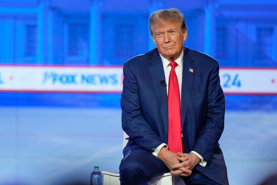 Donald Trump sikter mot en ny periode i Det hvite hus. Trump var president i perioden 2016-2020, før han tapte mot sittende president Joe Biden. Republican presidential candidate former President Donald Trump listens during a Fox News Channel town hall in Des Moines, Iowa, Wednesday, Jan. 10, 2024. (AP Photo/Carolyn Kaster)