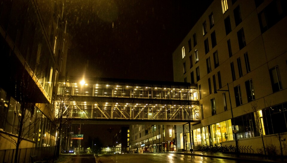 St. Olavs hospital ber besøkende med luftveisinfeksjon om å bruke munnbind. Tirsdag var det et nytt koronarelatert dødsfall ved St. Olavs hospital. 161 personer fikk registrert koronasmitte i Trondheim tirsdag. Foto: Annika Byrde / NTB