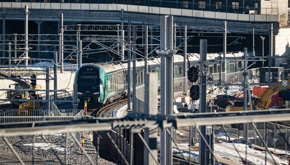 Det skal være enkelt å reise kollektivt i Norge, men Riksrevisjonen mener det å kjøpe kollektivreiser gjennom den nasjonale reiseappen Entur er lite tilfredsstillende. Det er store togproblemer i Sør-Norge torsdag. Illustrasjonsfoto: Alf Simensen / NTB