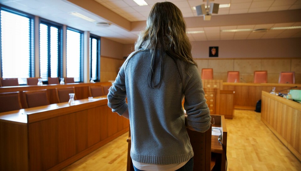 Det kan oppleves som en tilleggsbyrde for voldtektsofre å oppleve at de mister kontrollen over egen fortelling når den må fortelles om i ulike rettslige kontekster, mener en UiO-forsker. Bildet er tatt i en annen sammenheng og er kun ment som en illustrasjon til saken. Vitneboks. Vitne. Rettssal. Rettssak. Voldtekt. Voldtektsoffer. Illustrasjonsbilde fra Eidsivating lagmannsrett i Hamar tinghus, der en fornærmet jente vitnet under ankesaken mot Rune Øygard, tidligere ordfører i Vågå.
