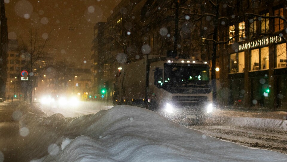 Etter vinter kommer sommer. Og mer konkret: Etter dette snøværet kommer mildvær og regn til helga. Hvis det er noen trøst. Snø og lastebil