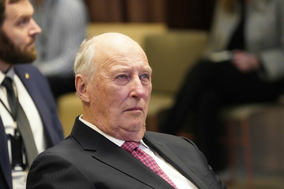 Kongen har fått operert inn en midlertidig pacemaker og ble fløyet hjem til Norge søndag. Han er sykmeldt i to uker. Kong Harald sier han ikke har noen planer om å abdisere tronen med det første. Foto: Ole Berg-Rusten / NTB