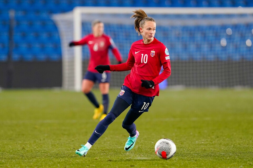 Caroline Graham Hansen i aksjon for landslaget i desember. Lørdag herjet hun i den spanske supercupfinalen. Foto: Terje Bendiksby / NTB Caroline Graham Hansen i aksjon i fredagens nasjonsligakamp mot Portugal. Foto: Terje Bendiksby / NTB