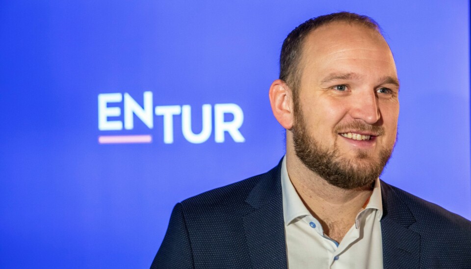 Daværende samferdselsminister Jon Georg Dale (Frp) smilte fornøyd for Entur i 2018, men Riksrevisjonen mener tjenesten ikke har virket etter hensikten. Foto: Ole Berg-Rusten / NTB .