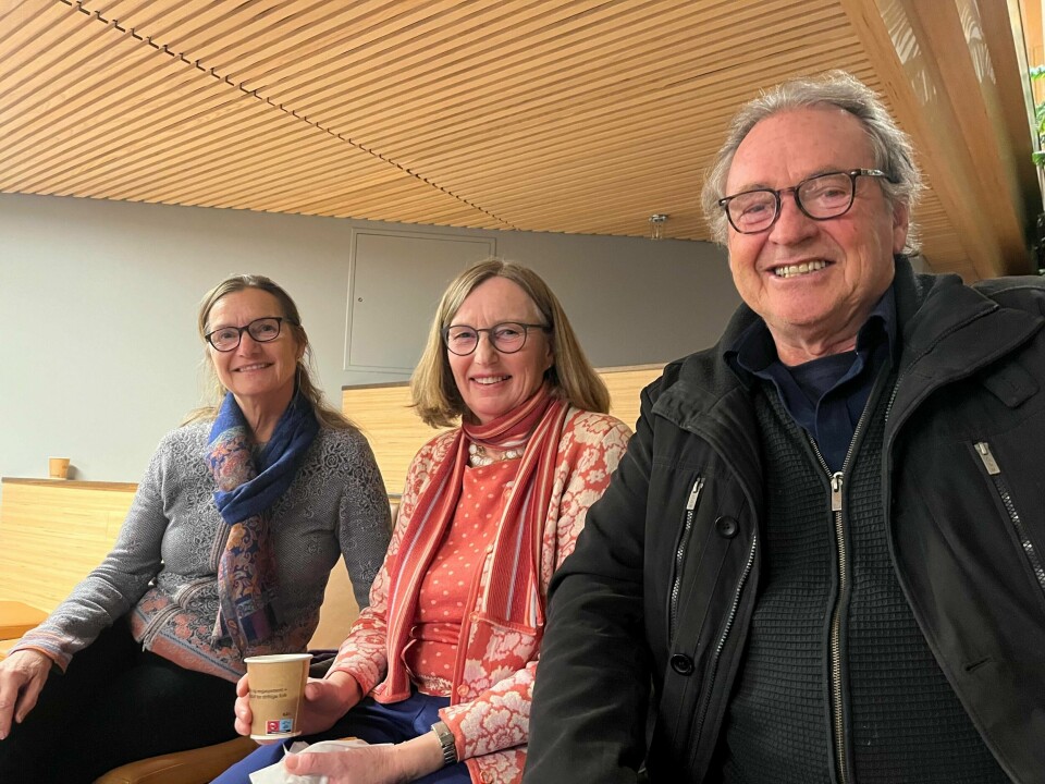 Fra venstre Gunhild Vaardal-Lunde, Eva Kristin Sjøberg og Einar Vaardal-Lunde. Trioen er på kurs hos banken for å lære hvordan de skal avsløre svindlere. Fra venstre Gunhild Vaardal-Lunde, Eva Kristin Sjøberg og Einar Vaardal-Lunde. Trioen er på kurs hos banken for å lære hvordan de skal avsløre svindlere.