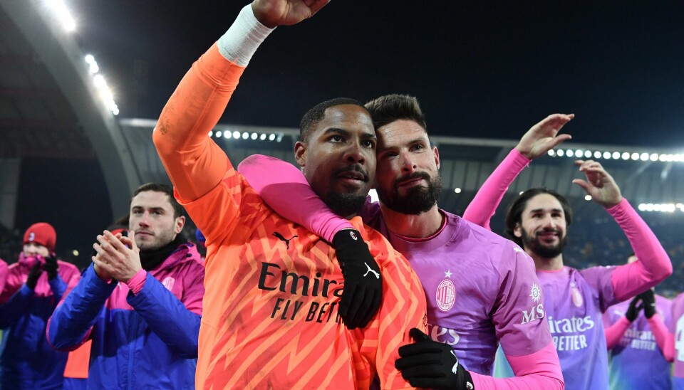 Milans keeper Mike Maignan og Olivier Giroud etter lørdagens kamp der keeperen ble utsatt for rasisme. Milans keeper Mike Maignan og Olivier Giroud etter lørdagens kamp der keeperen ble utsatt for rasisme.