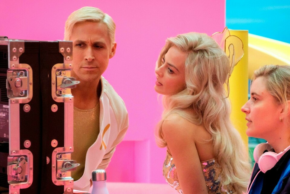 Ryan Gosling er nominert som beste mannlige birolle for sin rolle som Ken. Hovedrolleinnehaver Margot Robbie (i midten) og regissør Greta Gerwig (t.h.) ble ikke nominert, noe som har skapt debatt. Fra innspillingen av «Barbie»-filmen: Skuespillerne Ryan Gosling og Margot Robbie med regissør Greta Gerwig. Foto: Warner bros via AP