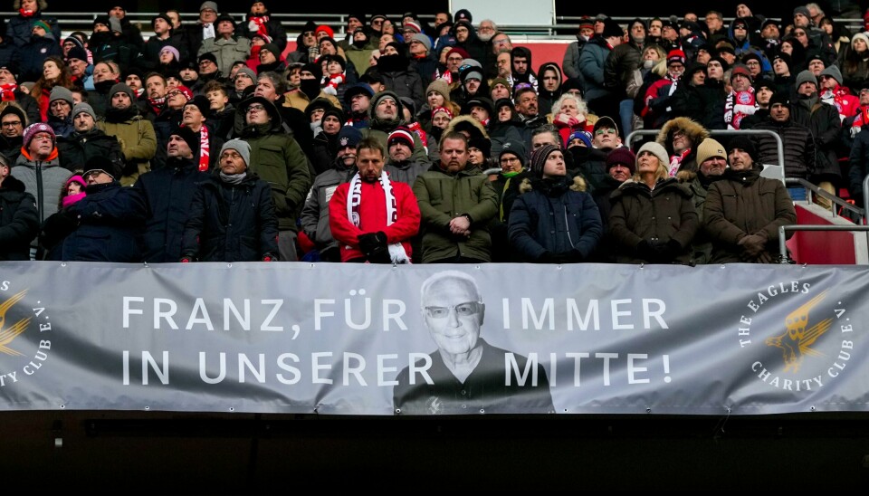 Et banner der det står «Franz, alltid med oss» prydet deler av tribunen på Allianz Arena under fredagens minneseremoni. Et banner der det står «Franz, alltid med oss» prydet deler av tribunen på Allianz Arena under fredagens minneseremoni av Bayern München- og Tyskland-legenden Franz Beckenbauer. Foto: Matthias Schrader / AP / NTB