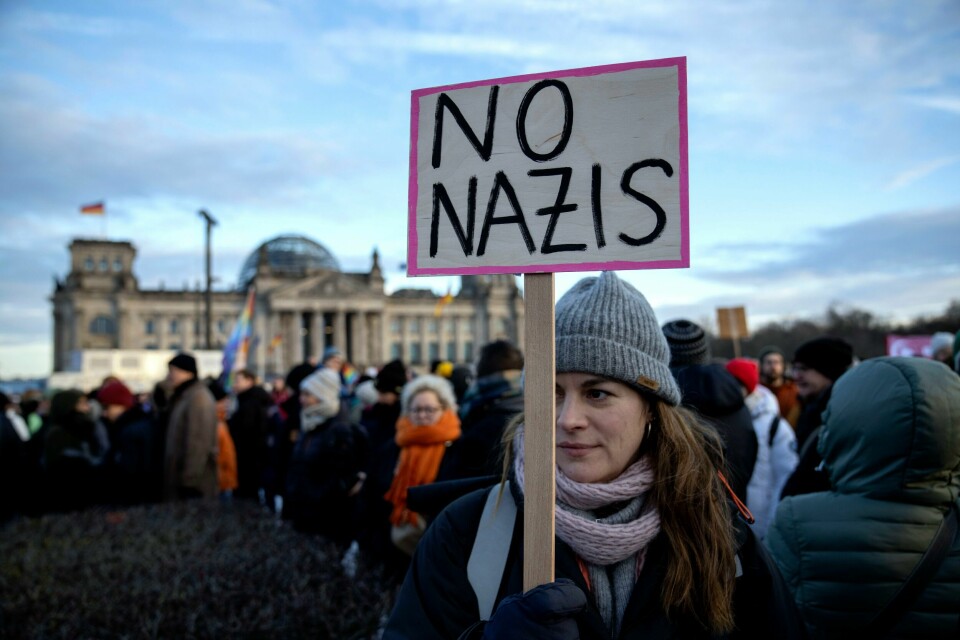 100.000 mennesker deltok i en demonstrasjon mot høyreekstremisme utenfor riksdagsbygningen i Berlin i helgen. Mandag fortsatte protestene over hele Tyskland. 100.000 mennesker deltok i en demonstrasjon mot høyreekstremisme utenfor riksdagsbygningen i Berlin i helgen. Mandag fortsatte protestene over hele Tyskland. Foto: Ebrahim Noroozi / AP / NTB