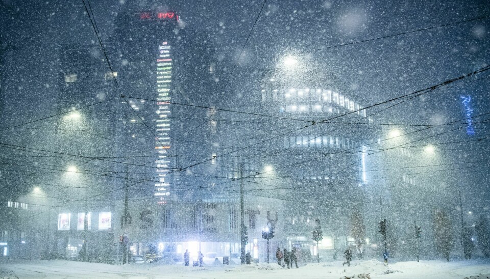 Kraftig snøvær i Oslo. Det har ikke vært så mye snø i hovedstaden på fem år, ifølge Meteorologisk institutt. Togtrafikken står på Østlandet som følge av snøen onsdag. Her fra Oslo sentrum onsdag morgen. Foto: Rodrigo Freitas / NTB