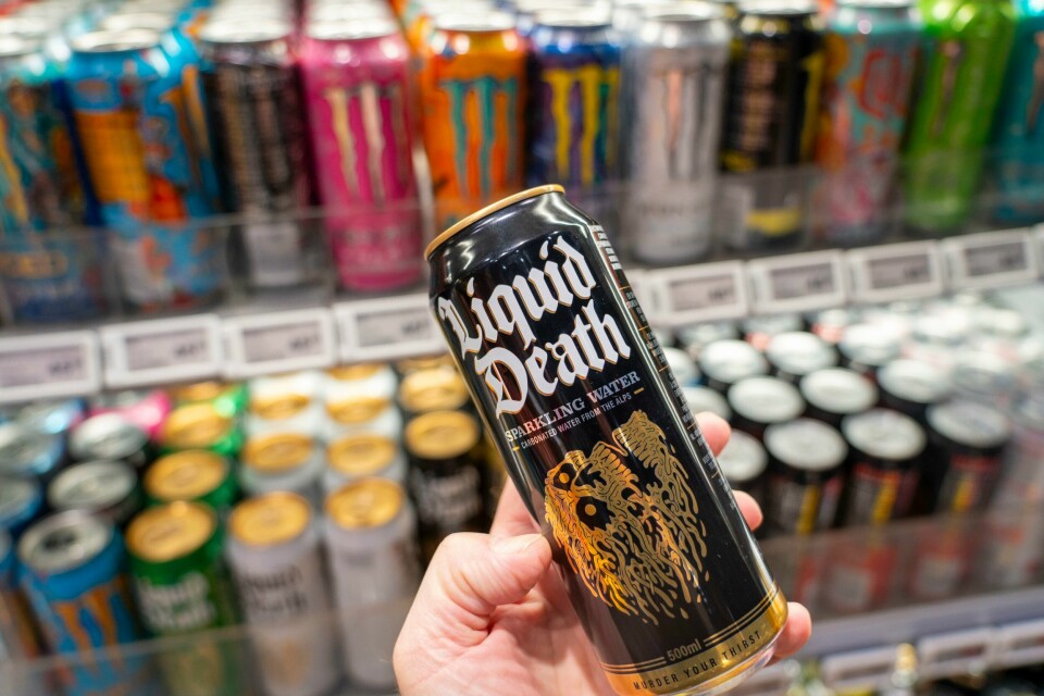 Liquid Death er en av mange energidrikker på det norske markedet. Forbrukerrådet vil ha aldersgrense på energidrikk. Det vil ikke Mattilsynet anbefale. Energidrikken Liquid Death er en av mange energidrikker på det norske markedet. Forbrukerrådet vil ha aldersgrense på energidrikk. Mattilsynet ønsker derimot ikke å anbefaler en aldersgrense for energidrikker i Norge. Foto: Heiko Junge / NTB