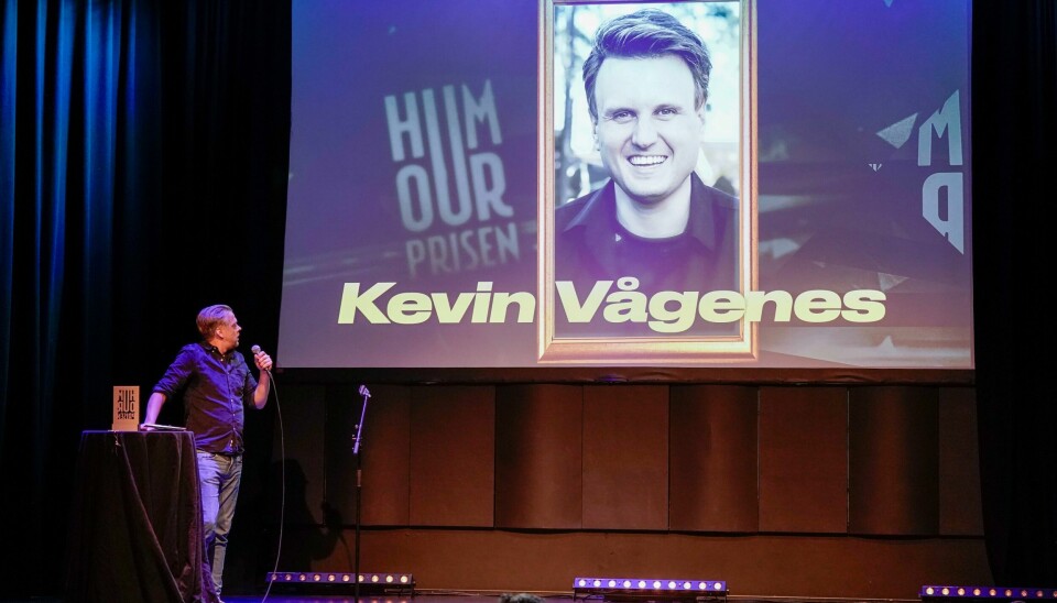 Komiker Kevin Vågenes mottar Publikumsprisen under utdelingen av Humorprisen 2023 på Cosmopolite scene i Oslo fredag. Prisen deles ut av Calle Hellevang-Larsen. Vågenes var ikke fysisk til stede under utdelingen. Vågenes var ikke fysisk til stede ved prisutdelingen. Publikumsprisen ble delt ut av Calle Hellevang-Larsen. Foto: Heiko Junge / NTB