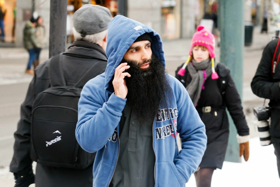 Retten i Pakistan mener Arfan Bhatti kan utleveres til Norge. Her er Bhatti i forbindelse med en demonstrasjon utenfor Stortinget i 2012. Arfan Bhatti er etterlyst internasjonalt i forbindelse med Oslo-skytingen. Foto: Heiko Junge / NTB